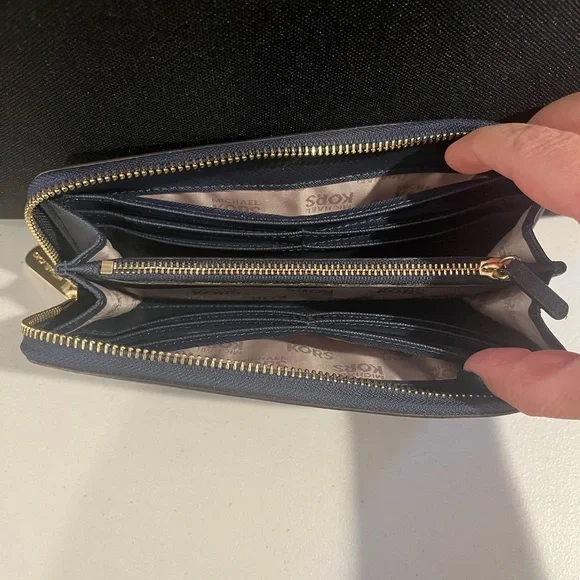 Michael Kors wallet - Picture 3 of 3